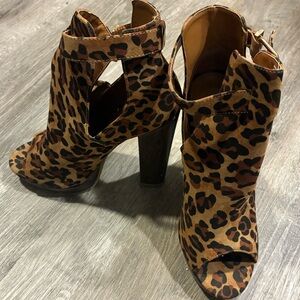 Shoe Republic LA Leopard Platform Heels 8.5 Chunky Wood Heel Peep Toe